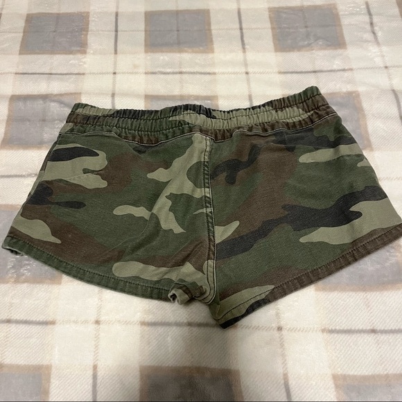 ✨SOLD✨Aritzia TNA Camo Short Shorts Size Small - Picture 5 of 6